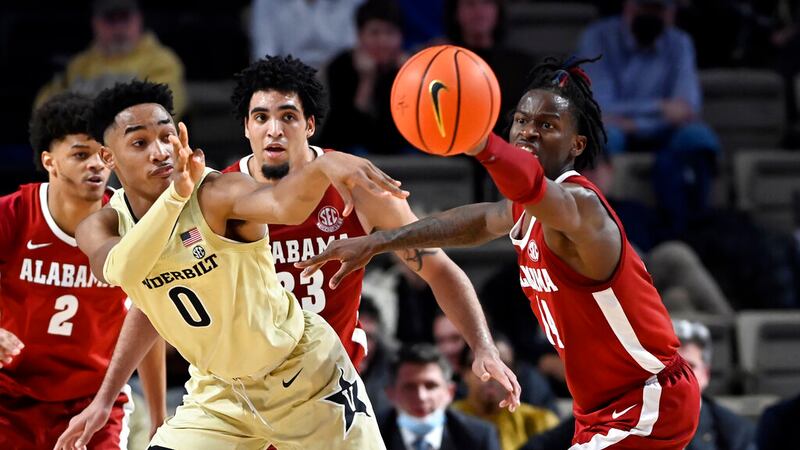 Vanderbilt guard Tyrin Lawrence (0) passes the ball as Alabama guard Keon Ellis (14) defends...