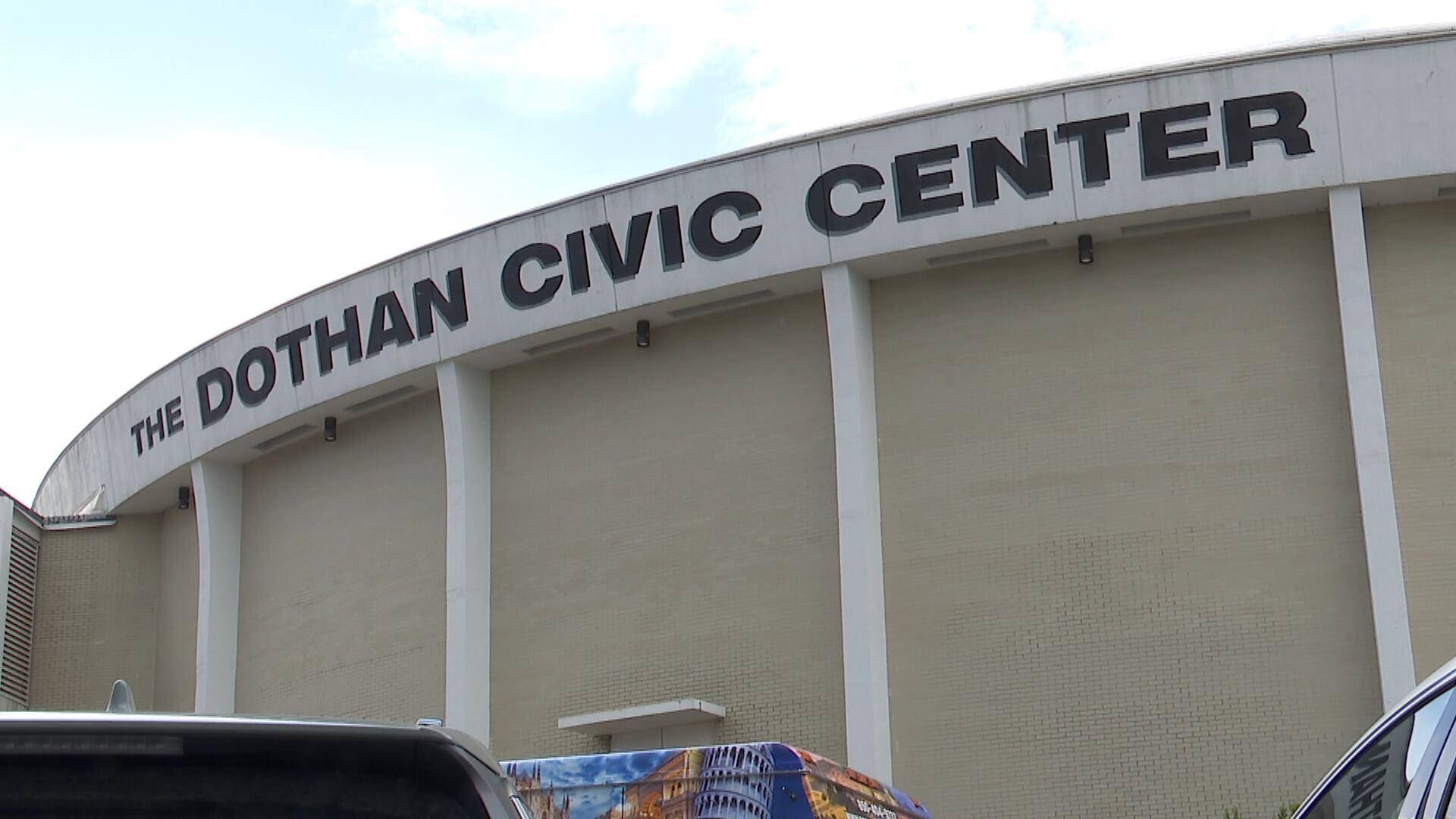 Controversy surrounding new cash-free policy at the Dothan Civic Center - Vimarsana News