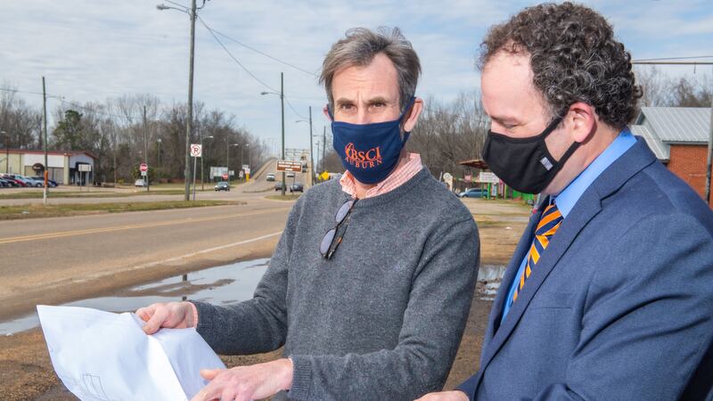 Richard Burt, left, McWhorter Endowed Chair and head of the McWhorter School of Building...