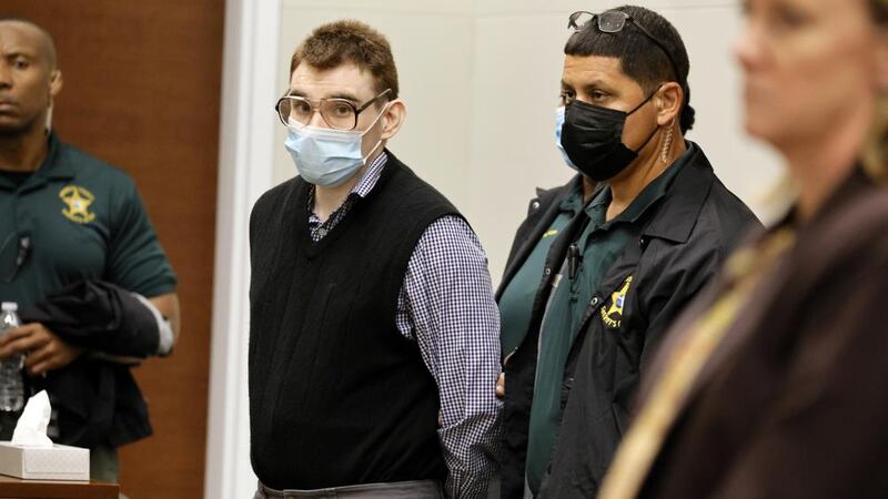 Nikolas Cruz es sacado de la sala del tribunal durante una audiencia en la fase de...